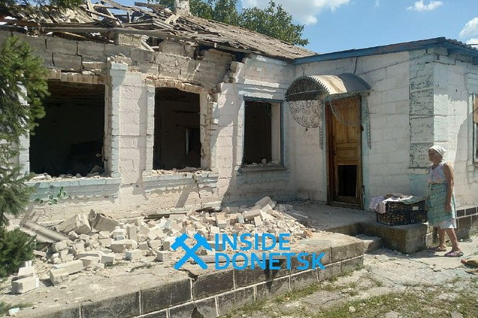 В селе Октябрь разрушены два дома – огонь по жилью мирных граждан корректировался с беспилотника. Фото: Inside Donetsk