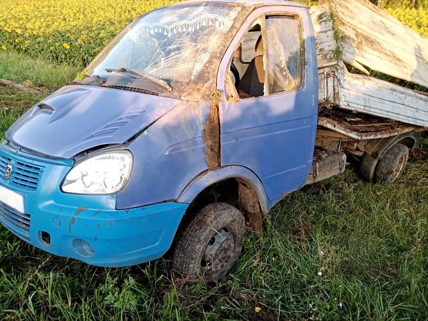В результате аварии "Газель" оказалась в кювете