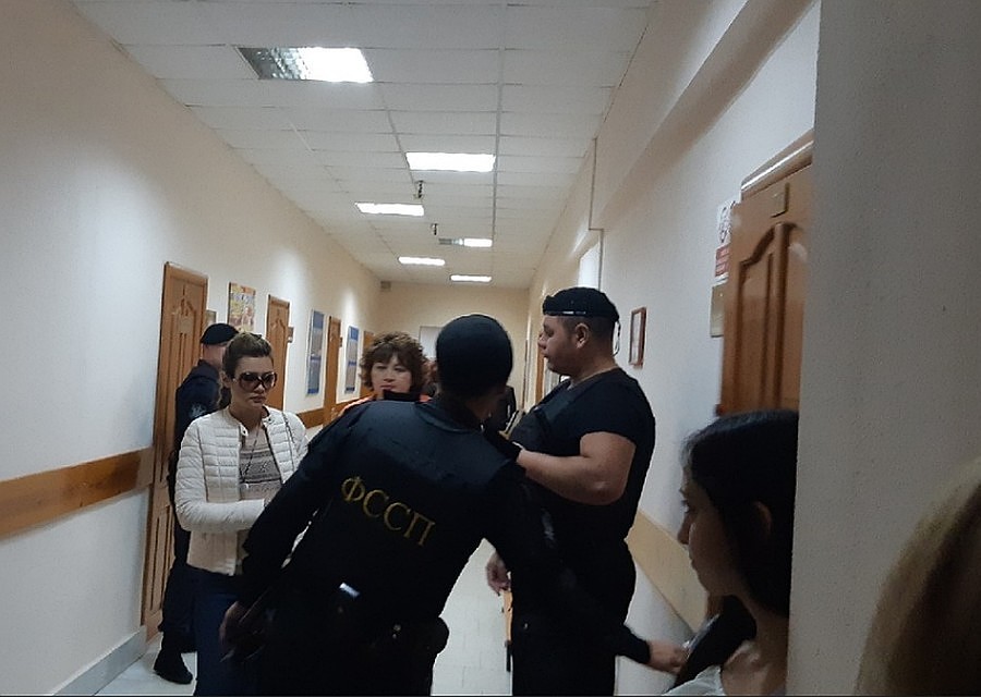 Девушка пряталась за солнечными очками и отказывалась общаться с журналистами