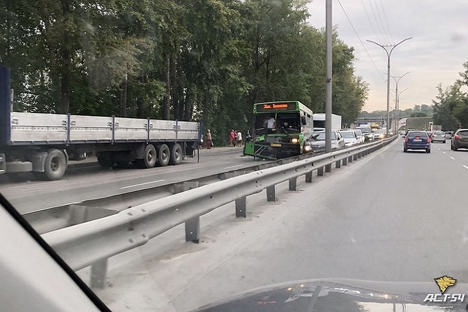 Автобус попал в ДТП в Новосибирске.