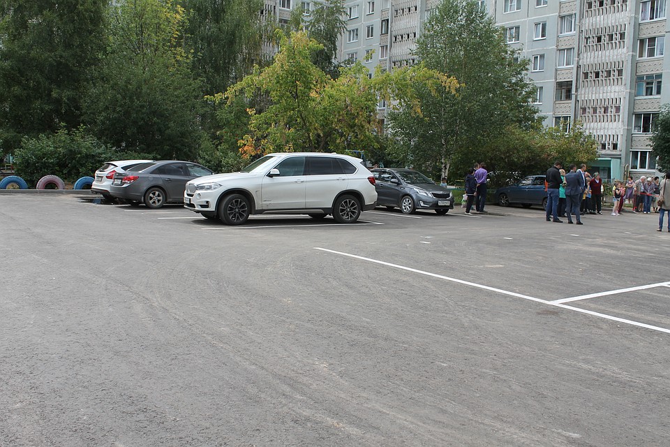 По инициативе местных жителей во дворе на Октябрьском проспекте появилась парковка Фото: пресс-служба администрации Твери