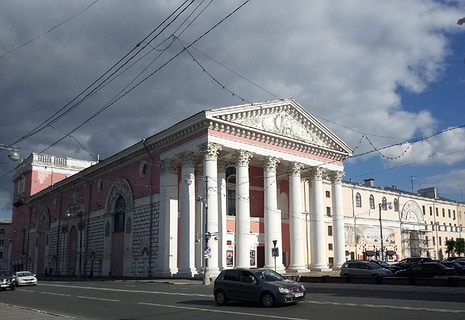 Дирекция театра предлагает ограничить время платной стоянки