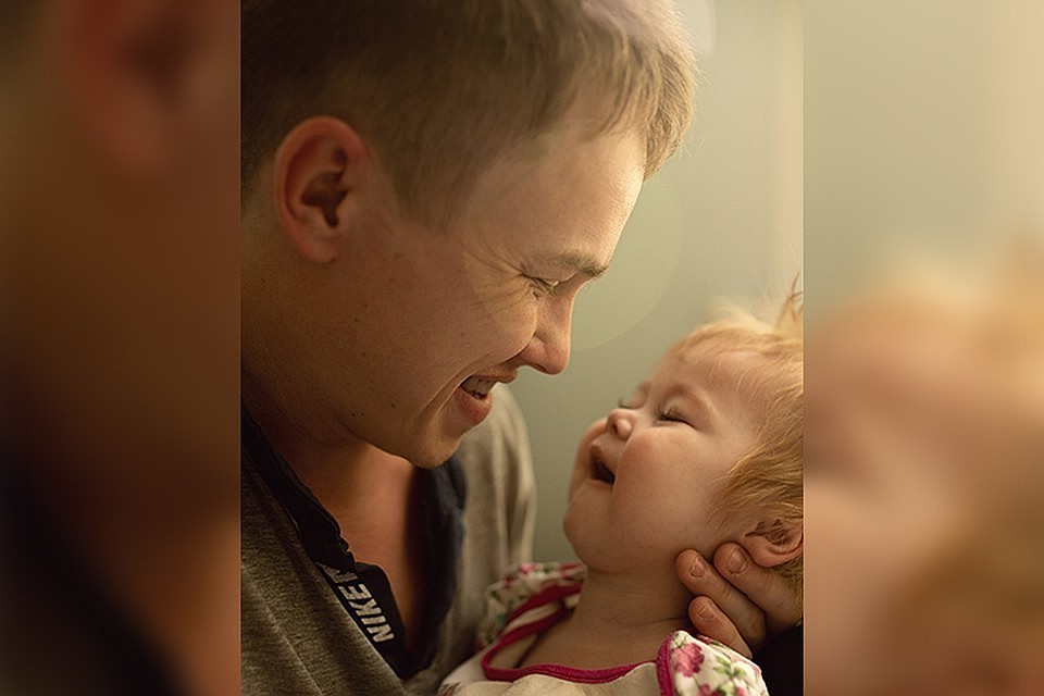 Александр хочет одного: чтобы дочка улыбалась, дышала, разговаривала и жила, а он всегда будет рядом. Фото: фонд "Дедморозим"