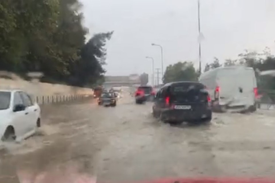 Улицы Сочи затопило утром 17 августа
