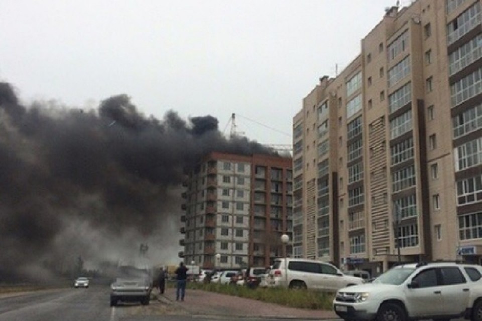 В Новом Уренгое горела строящаяся многоэтажка Фото: 89.mchs.gov.ru