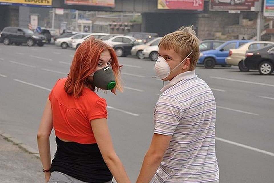 Запах стоит такой, что по улице можно ходить в респираторе.