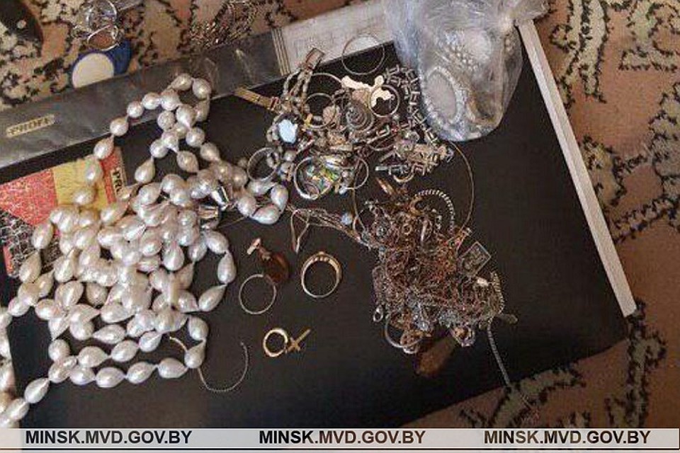 Молодой человек украл около 150 ювелирных изделий, украшавших икону. Фото: ГУВД Мингорисполкома.