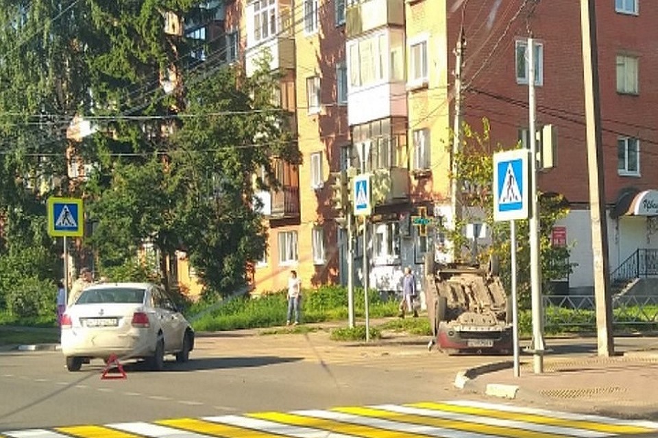 На место аварии уже прибыла карета скорой помощи. Фото: Денис Разин.