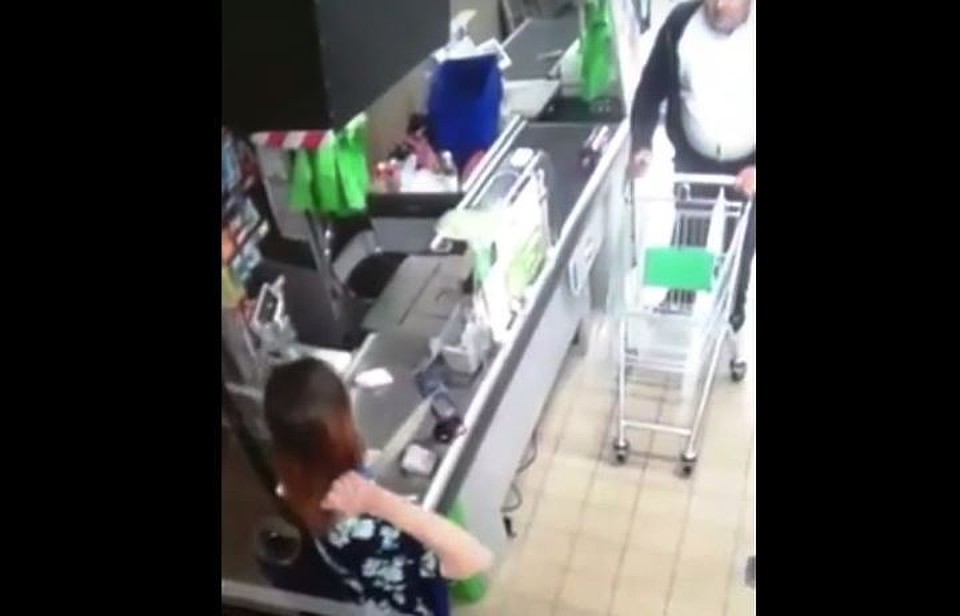 Скрин видео: женщина с шизофренией чуть не убила охранника.