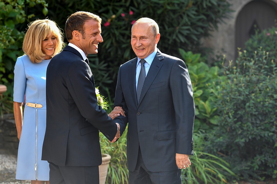Эммануэль Макрон с супругой и Владимир Путин (слева)