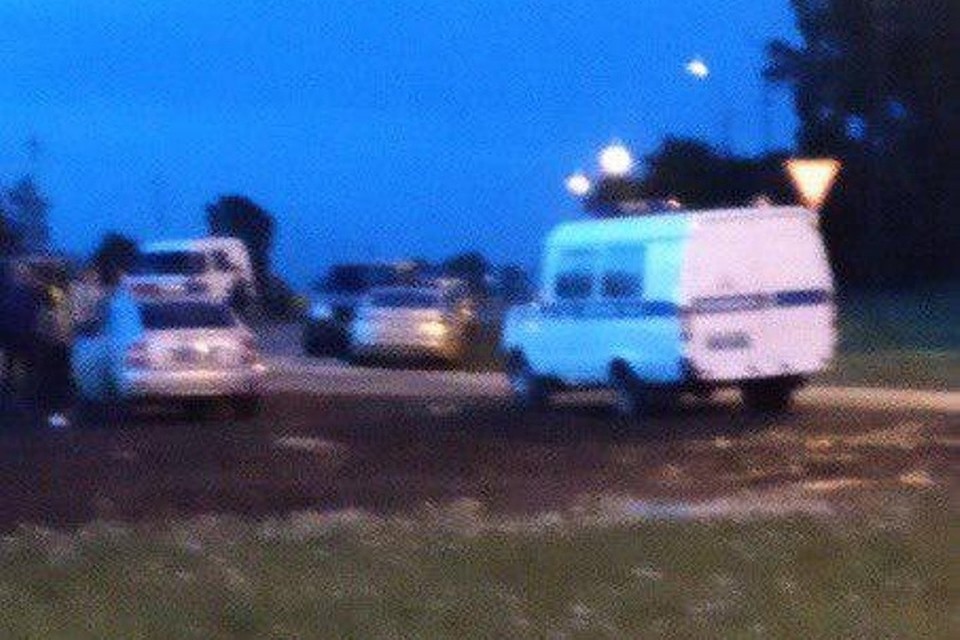 Второй день полиция охраняет дом цыганского семейства в кузбасском селе Подгорное Фото: "ЧП Ленинск-Кузнецкий 112", vk.com