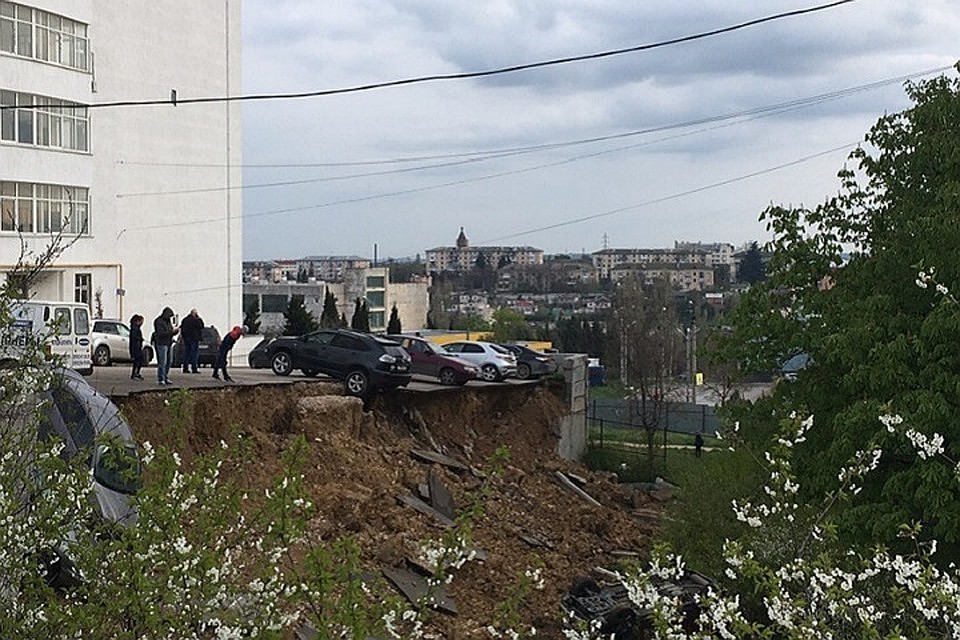 ЧП случилось на проспекте Победы, 2Б, в Севастополе. Фото: Степан Баранов