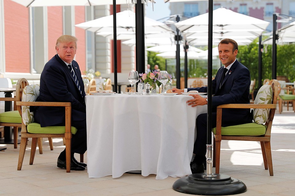 Дональд Трамп и Эммануэль Макрон (слева направо)