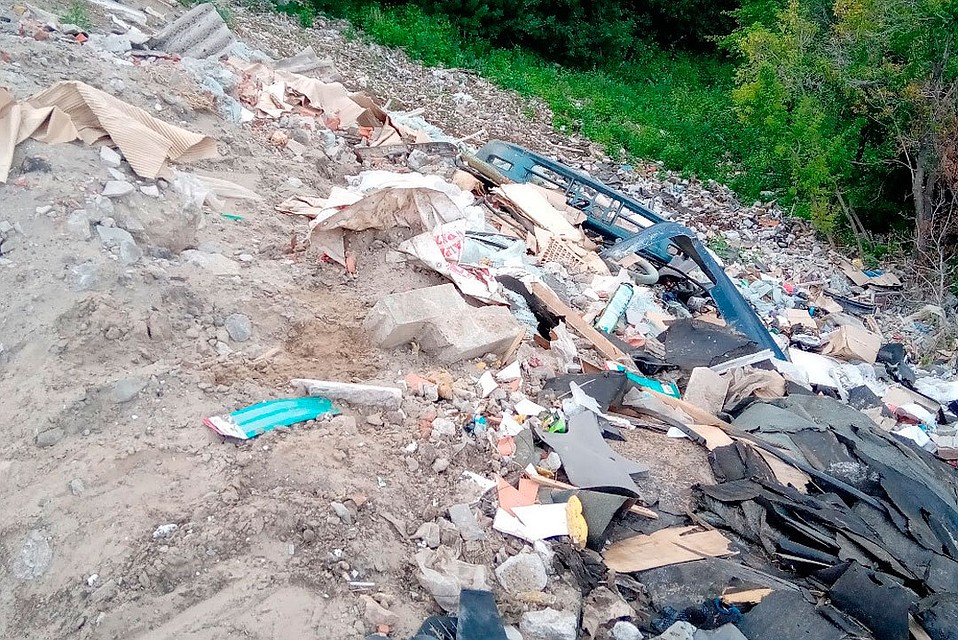 Свалка не берегу Оби. Фото Анастасии Карауловой.