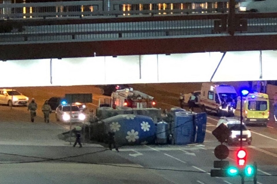 Под Володарским мостом каршеринг уронил бетономешалку. Фото: vk.com/spb_today