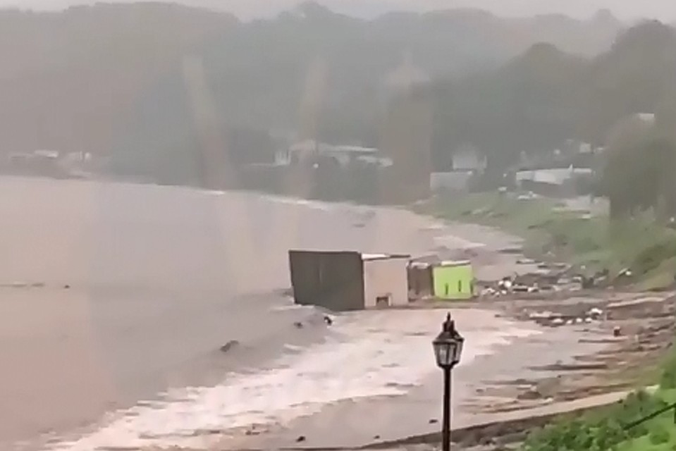 Оползень снес в море дома в Приморье