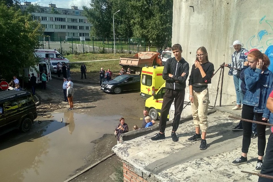 Люди забираются на крыши гаражей, чтобы посмотреть на ЧП. Фото: Алена МАРТЫНОВА