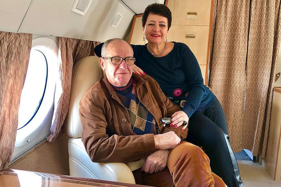 Актеры принимают поздравления от друзей, знакомых и поклонников