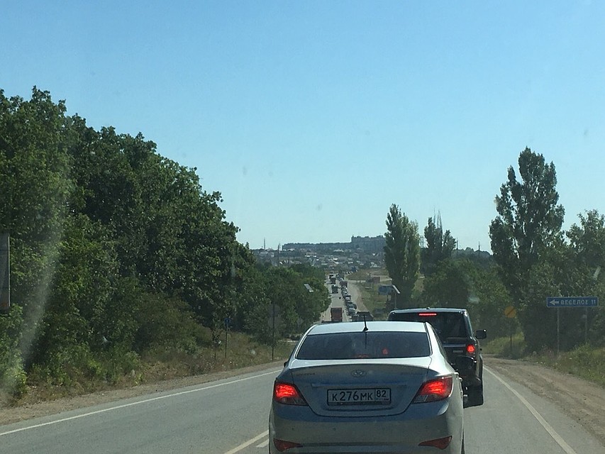 В Крыму пробки становятся привычной частью пейзажа