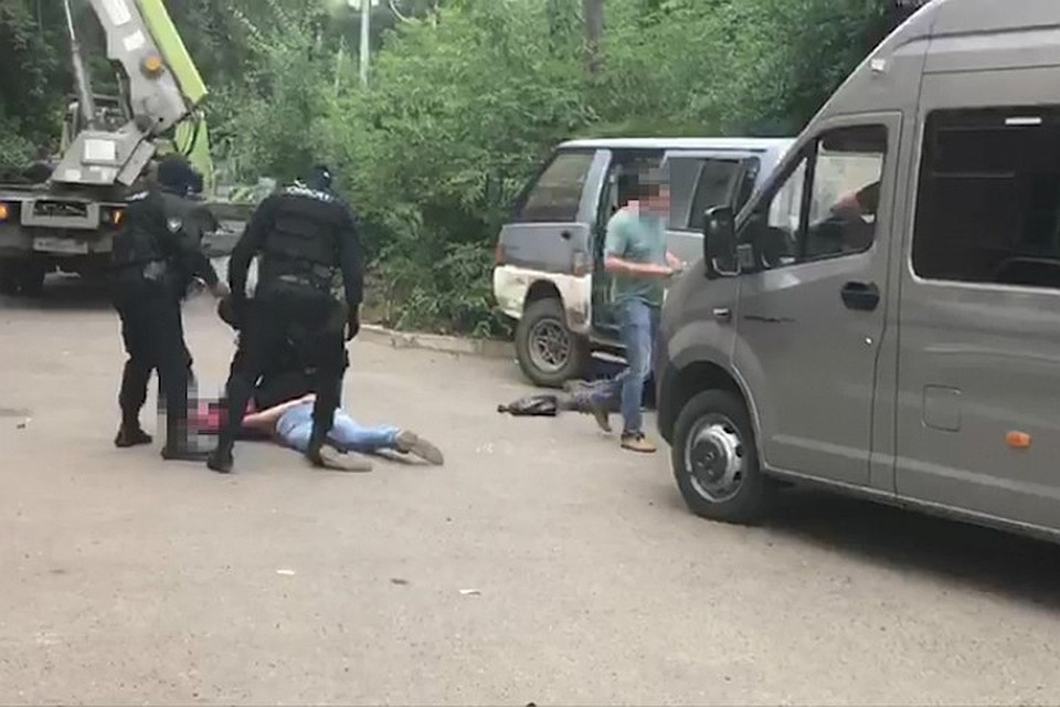 Госслужащего в Комсомольске сначала скрутил ОМОН, теперь допрашивают следователи
