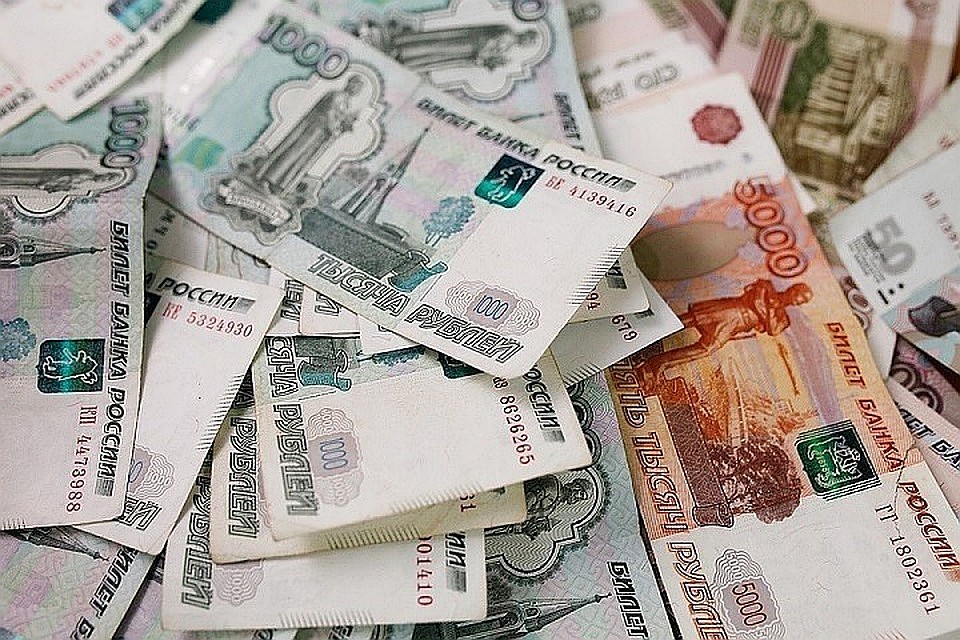 Сотрудников, работающих по аутсорсингу она придумала, а их зарплату забрала себе.