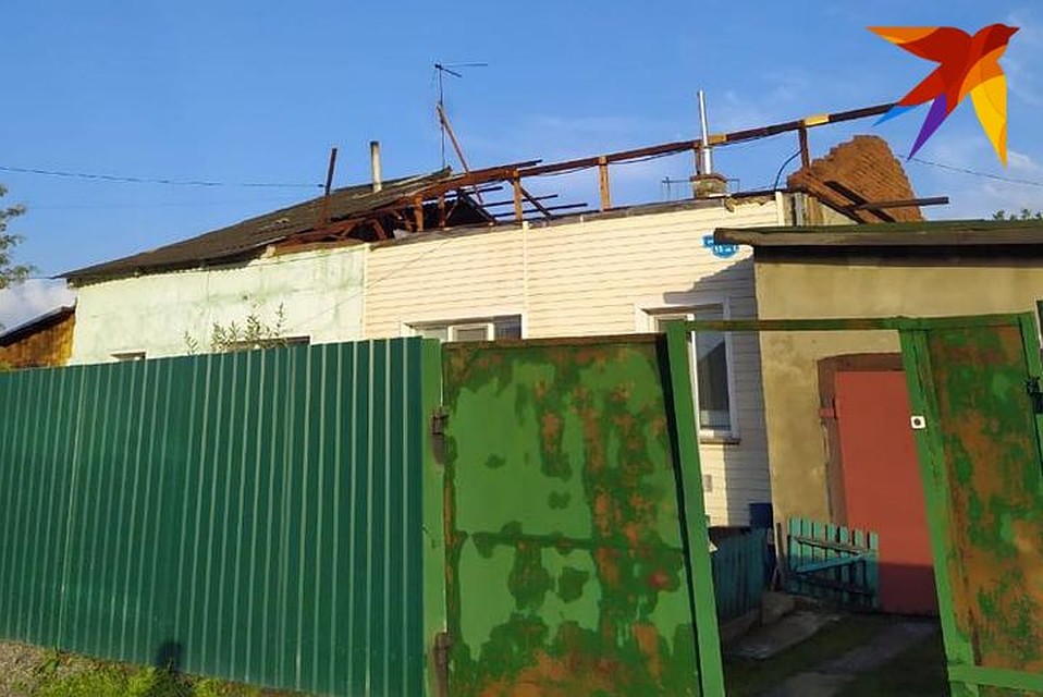 Из-за урагана у нескольких домов под Новосибирском сорвало крышу. Фото: читатели КП-Новосибирск