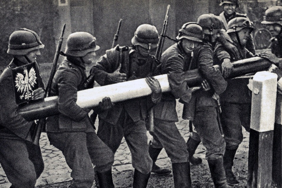1 сентября 1939 года. Немецкие солдаты ломают шлагбаум на бывшей границе после нападения на Польшу.
