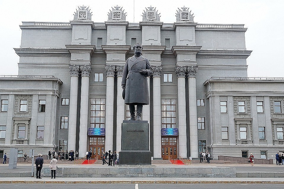 А прошлого министра уже ждут в оперном театре?