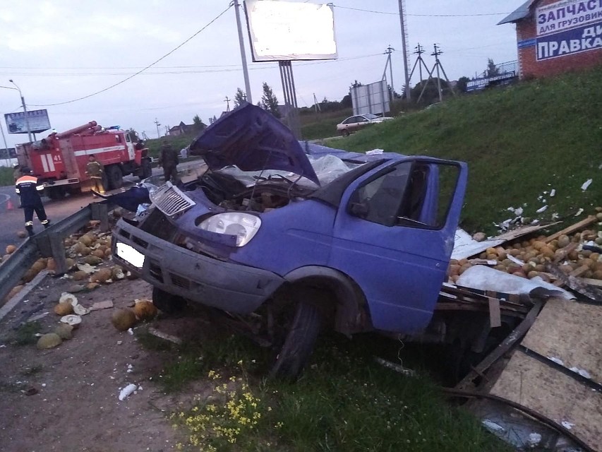 Дыни рассыпались по обочине и проезжей части.