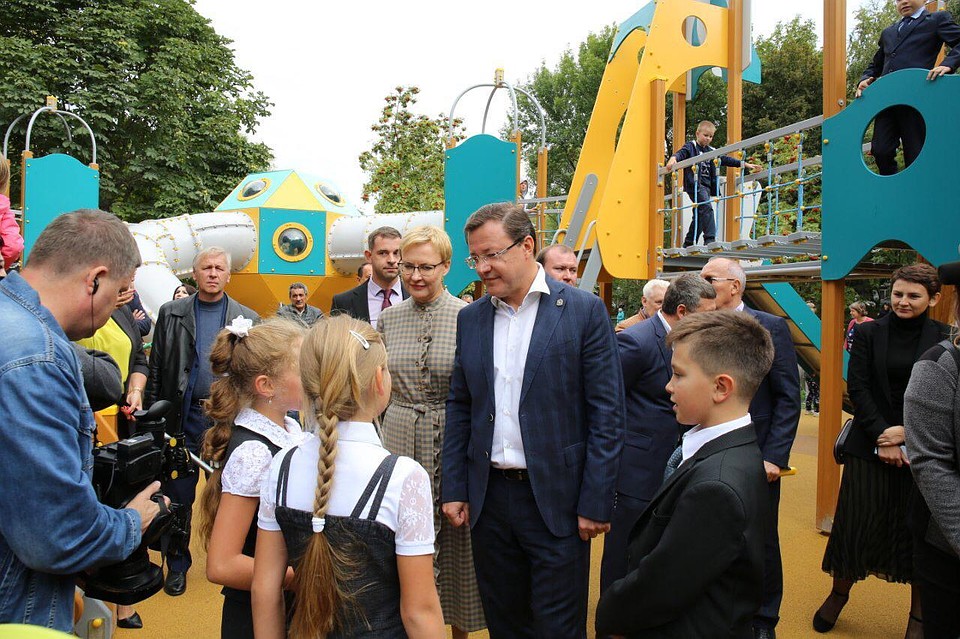 Дмитрий Азаров и Елена Лапушкина пообщались с местными жителями.