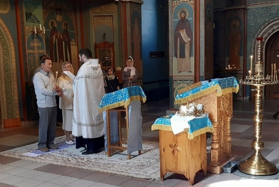 В красноярском храме обвенчали супругов, проживших в браке 60 лет. Фото: пресс-службы Красноярской епархии