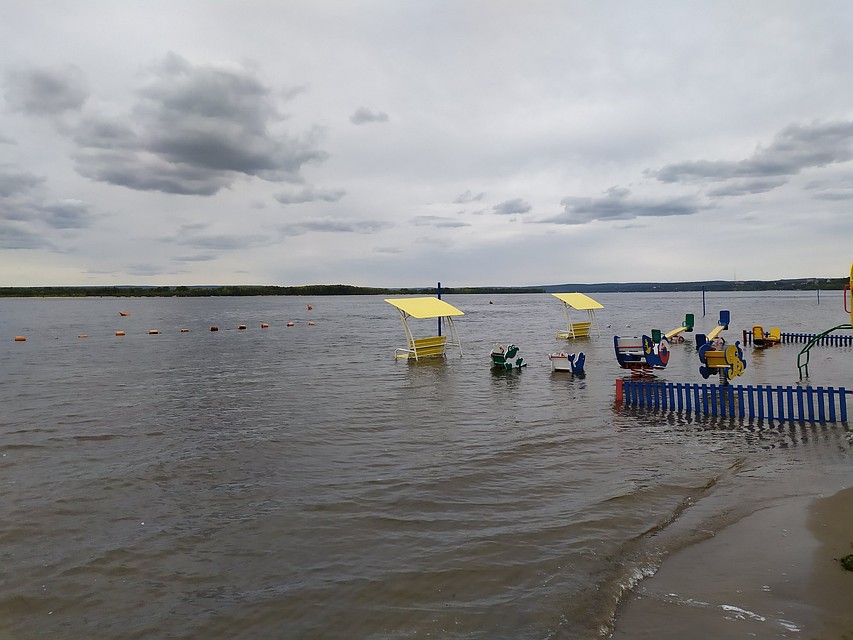 Gод водой оказались качели и лавочки на детской площадке пляжа около Ладьи. Фото: Yoga Nrisimha / facebook.com