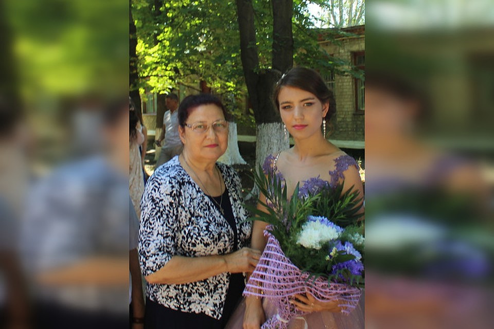 Котесова Евдокия со своей внучкой Марией. Бабушка нянчила ее с детства, теперь Маша спасает ее. Фото: архив семьи Котесовых