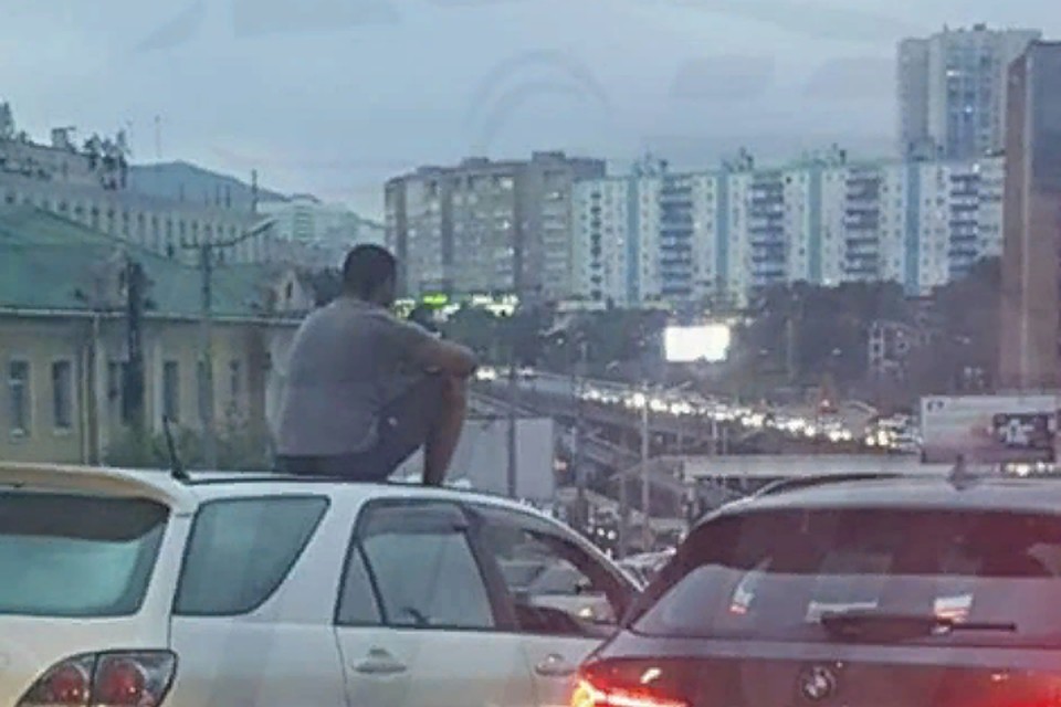 Из-за перекрытия дорог скорая помощь не смогла проехать к пациенту. Фото:dps_vl