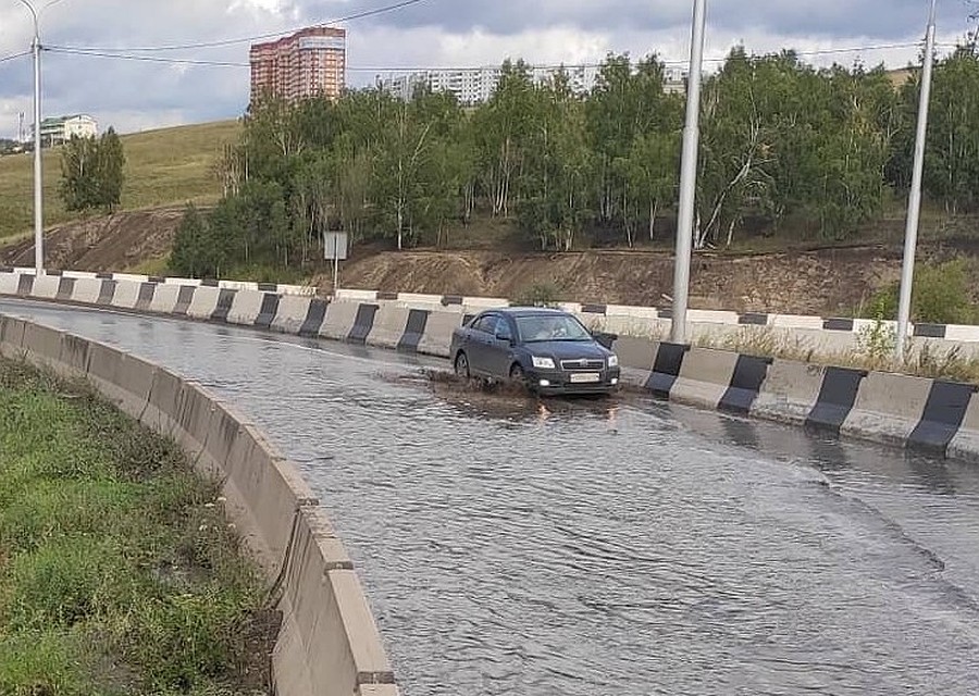 Единственный въезд в Солнечный после ливня превратился в бассейн. Фото: Наш микрорайон Солнечный, соцсети.