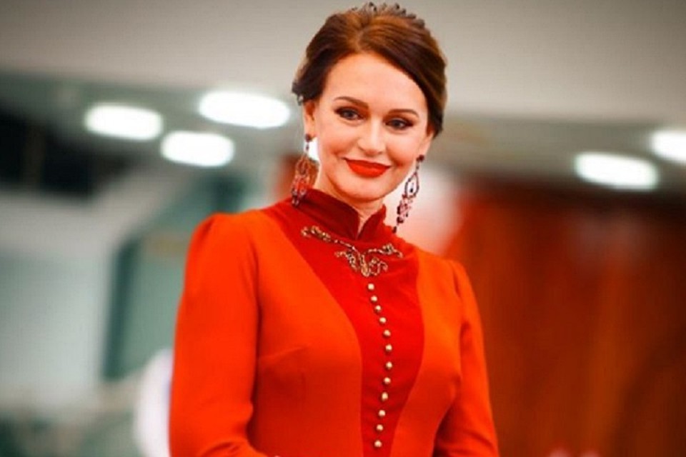 Знаменитость просит людей не переводить деньги. Фото: Instagram Ирины Безруковой