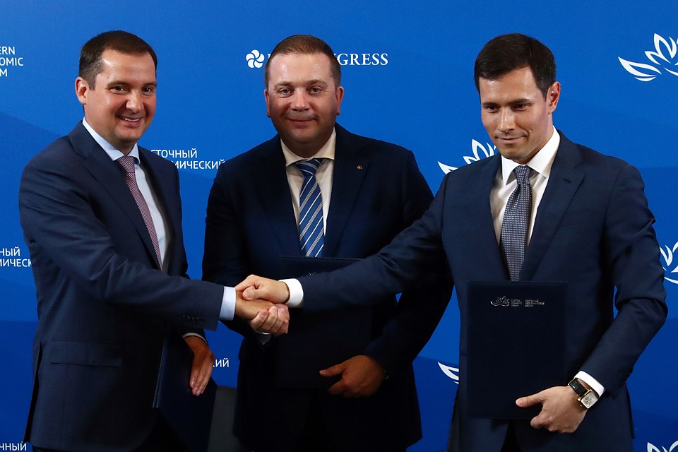 Губернатор Ненецкого автономного округа Александр Цыбульский, директор фонда "Росконгресс" Александр Стуглев и исполнительный директор – руководитель аппарата Ассоциации юристов России Станислав Александров