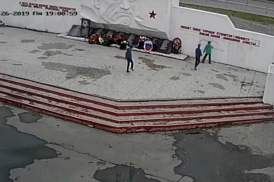 Юные хулиганы, видимо, не чтят память земляков, защищавших нашу страну в годы Великой Отечественной войны. Фото: скриншот видео