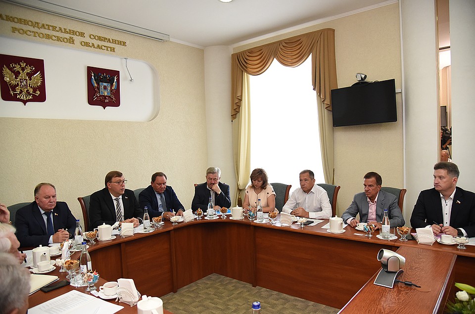 Депутаты федерального парламента получили наказы от своих региональных коллег. Фото: Анатолий Карбинов/пресс-служба ЗС РО.