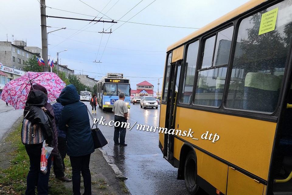 Авария произошла утром у остановки Семеновского озера. Фото: Мурманск ДТП ЧП