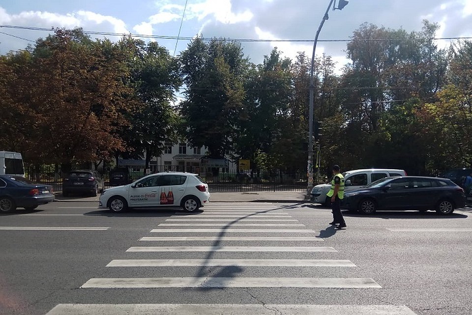 Остановись и пропусти пассажира.