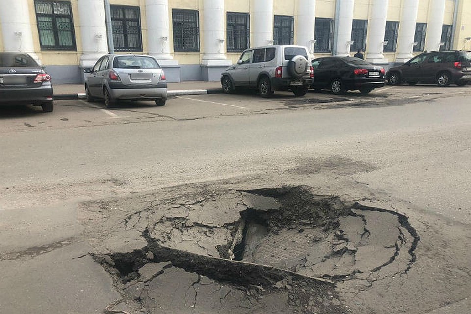 Провал на Республиканской улице в Ярославле. Фото: Темур Абдуллаев в группе "Дороги Ярославля"/facebook.com