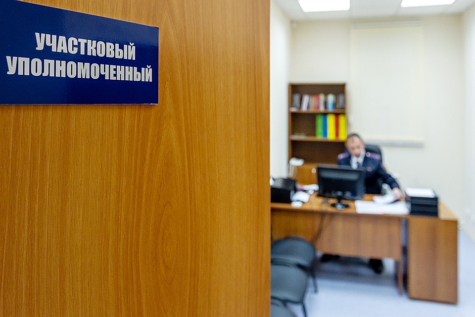 Полицейские начали выяснять по соседям, кто видел погибших в тот день