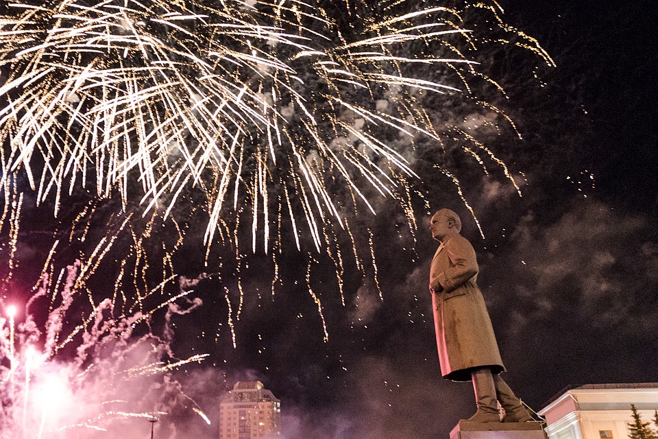 Праздничный концерт и салют пройдут вечером на площади Куйбышева