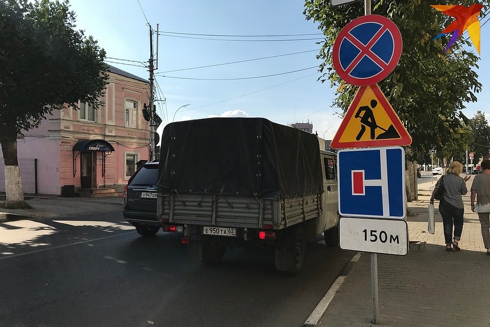 На фото - знак перед поворотом на Краснорядскую, предыдущий стоит возле поворота на Мюнстерскую.