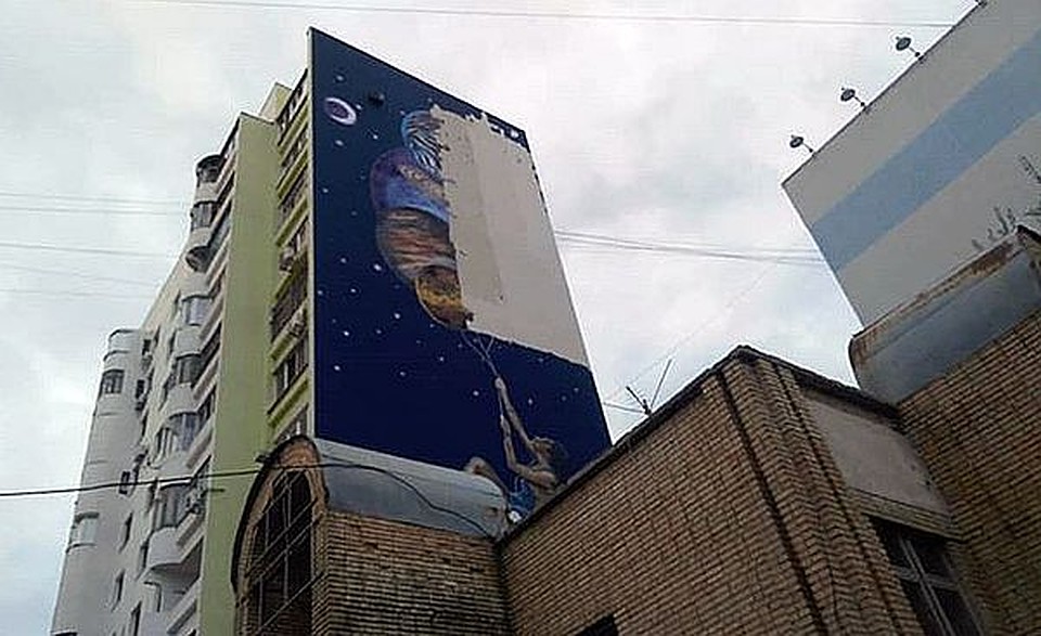 Огромные муралы, нарисованные на домах к ЧМ, тоже начали обрушаться