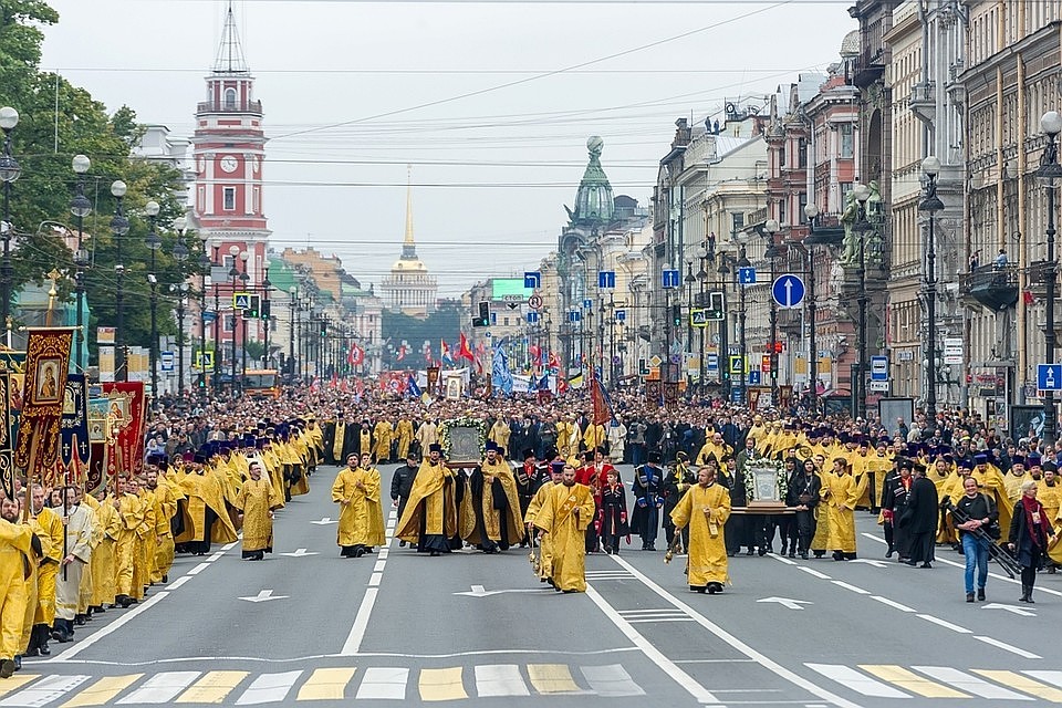Два молитвенных шествия встретятся на площади Александра Невского.