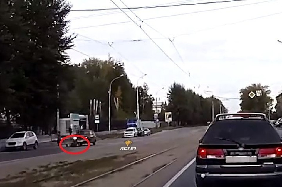 Пожилой автомобилист сбил маму с 4-летней дочкой. Фото: Кадр из видео