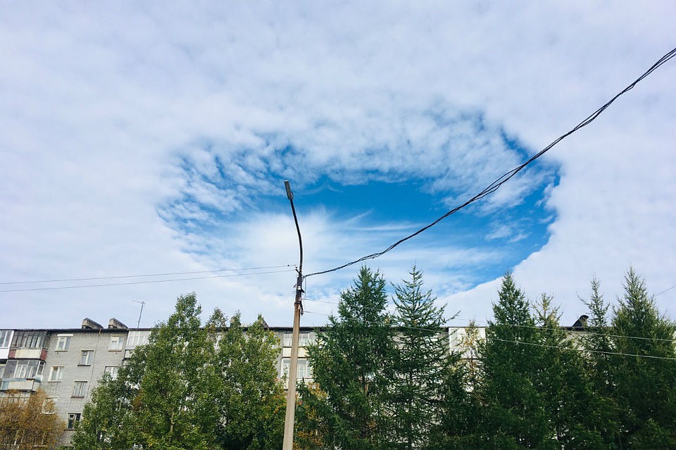 Жители Оленегорска наблюдали эффектные дыры в небе над городом. Фото: Аня Яковлева
