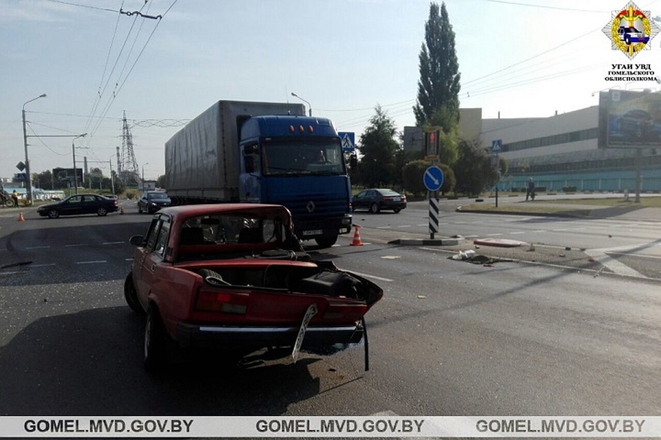 "ВАЗ" подрезал встречный "Опель", и он оказался на тротуаре. Фото: УВД Гомельского облисполкома.